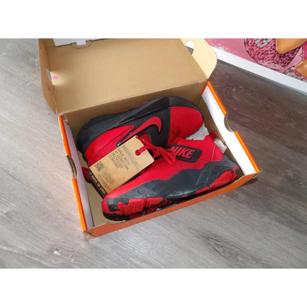 Nike - Team Hustle D 12 Basketball Shoes (Size US 4Y)